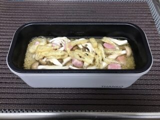 具材を入れます。ご飯が炊ける時短弁当箱