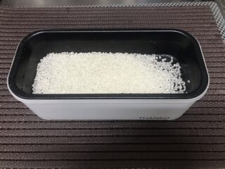 無洗米を0.5合いれます_ご飯が炊ける時短弁当箱