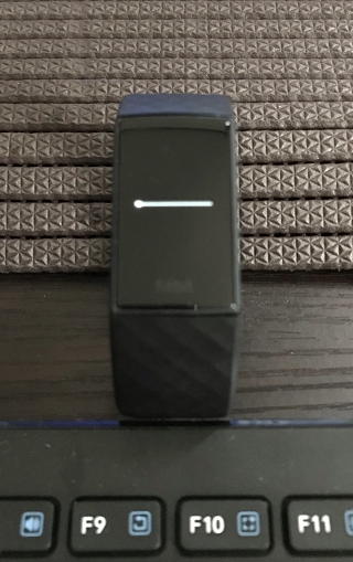 Fitbit Charge4 アプリ Fitbitデバイス ダウンロード中