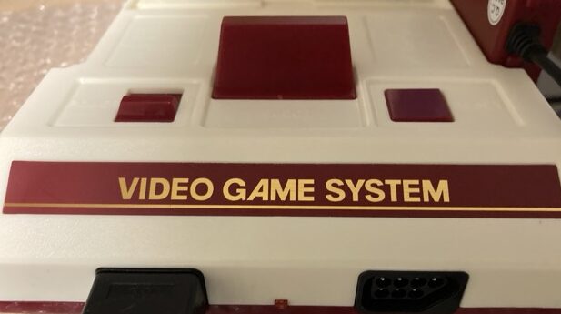 正面のロゴが「VIDEO GAME SYSTEM」に変わっている
