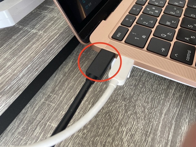 Macbook AirとBelkin 8in1 USB-C Dockを接続